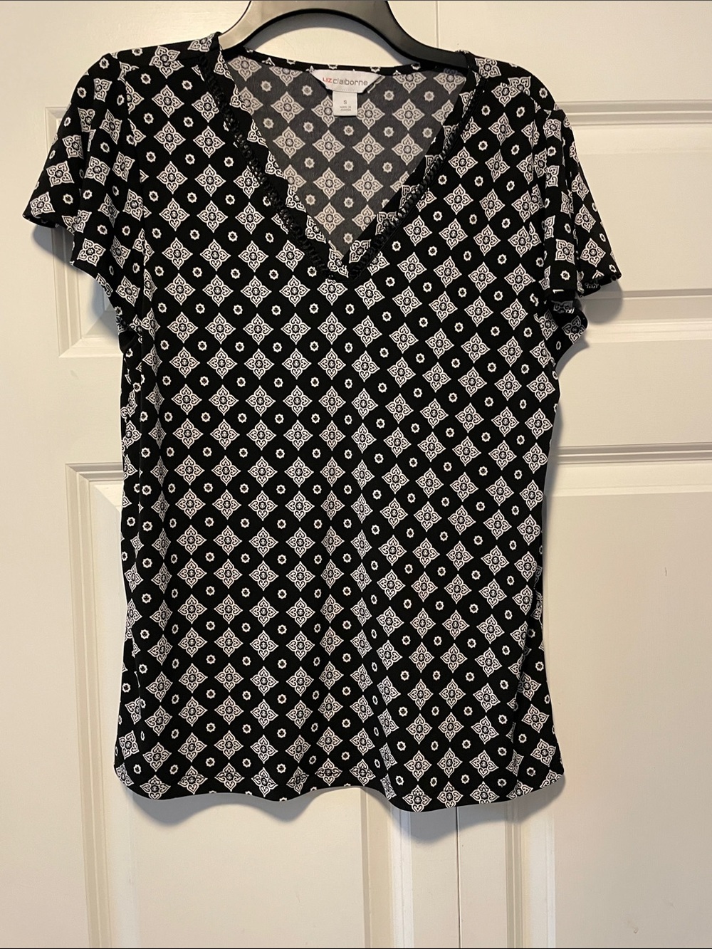 Liz Claiborne Black and White Geometric V-Neck Short Sleeve Tee